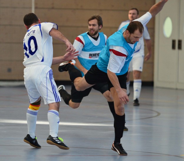 Sieht ein wenig nach Ballett aus, ist aber aller feinster Hallenfußball, den die „Alten Herren“ (blaue Leibchen) vom FC Altdorf bei der Hallen-Kreismeisterschaft in Neumarkt aufs Parkett gezaubert haben.