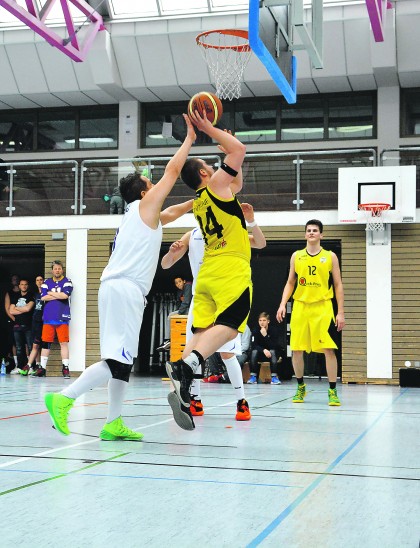 In der zweiten Spielhälfte steigerten sich die Gäste aus Lauf (hier am Ball Thomas Pöferlein) gegen den NBC Nürnberg II.