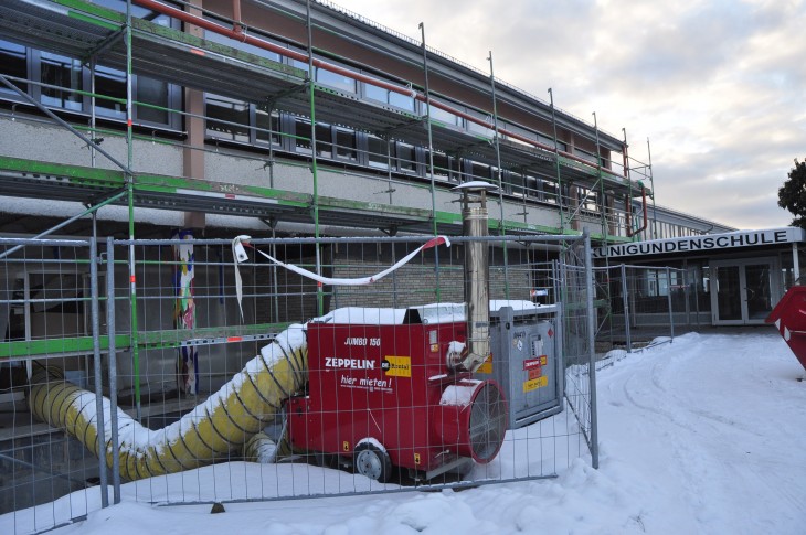 Während im Grundschulbereich der Laufer Kunigundenschule die Sanierung abgeschlossen ist und der Unterricht läuft, ist der Mittelschultrakt (links) noch Baustelle. Hier wurden an einigen Wänden asbesthaltige Putze entdeckt, die vor dem Fortgang der Sanierung fachmännisch entfernt werden müssen.