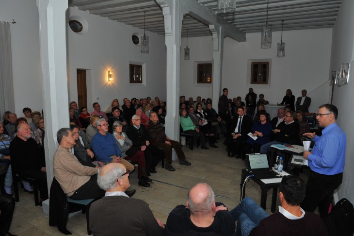 Der Veranstaltungsraum im Schwaiger Schloss war bis auf den letzten Platz gefüllt. Martin Riederer (rechts) sprach im Namen der Bürgerinitiative die Bedenken in Bezug auf die Bebauung des Nordschulareals an.