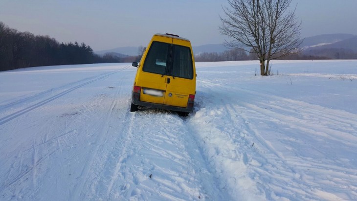 Dass sich eine Loipe nicht unbedingt für Autos eignet, musste der Fahrer dieses Transporters erst selbst erfahren.