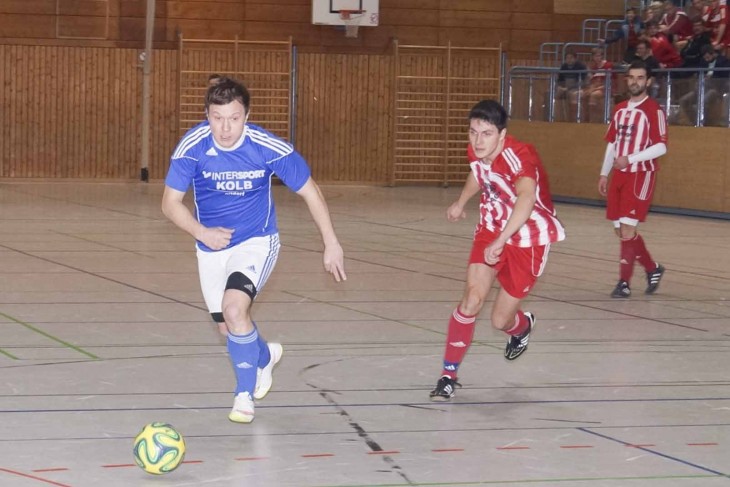 Der SV Rasch – hier eine Szene mit David Horil (am Ball) gegen Erasbach – geht trotz eines wenig überzeugenden Auftritts bei der Zwischenrunde am 8. Januar in Freystadt wieder aufs Parkett.