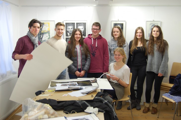Die PPG-Schüler des P-Seminar Druckgraphik bereiten unter der Leitung von Karin Plank-Hauter ihre Ausstellung im Regionalen Kunstforum K 5 vor.