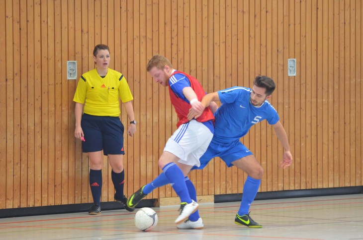 Mit einem Tor und einer Vorlage war Tobias Birkelbach (rotes Leibchen) der „Man of the Match“ bei den Raschern im Spiel gegen Hilpoltstein.