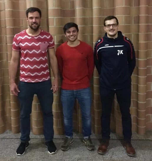 Das Bild zeigt Spielertrainer Tobias Meyer, Peter Gunawardhana und 3. Vorsitzenden Jörg Kreussel (v. links).
