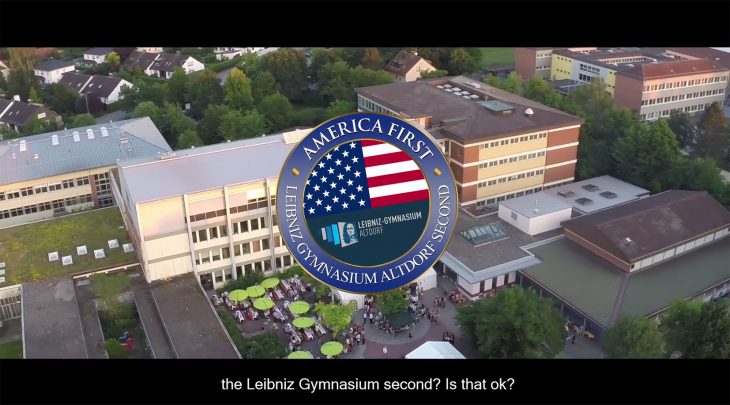 Okay, let‘s say Leibniz Gymnasium second! Still aus dem Video, das auf YouTube zu sehen ist.