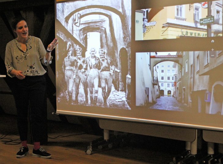 Annette Krönert betrieb auch Quellenkritik beim Lichtmessgespräch in Altdorf: Die Straße ist korrekt dargestellt, allerdings brachten die französischen Soldaten Palm auf einem Ochsenkarren und nicht zu Fuß zur Hinrichtung.