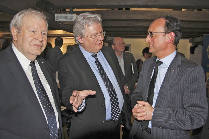 BR-Chefredakteur Sigmund Gottlieb (Mitte) im Gespräch mit Lions-Präsident Reiner Anselstetter (li.) und Lions-Präsidiumsmitglied Michael Wengler (re.).