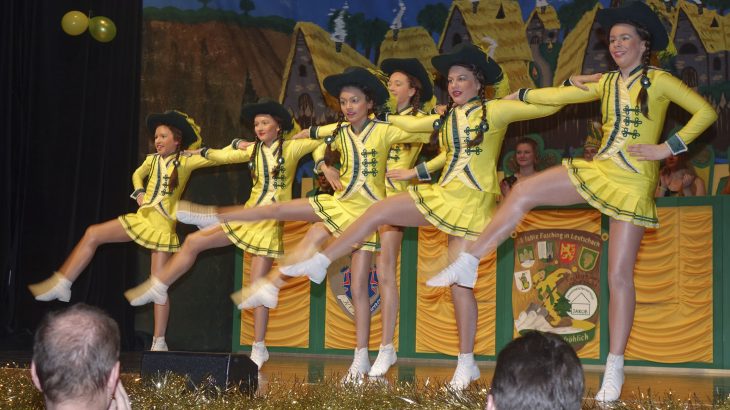 Viel Beifall, Raketen und Schlachtrufe gab es für die Juniorengarde von Feucht-fröhlich.