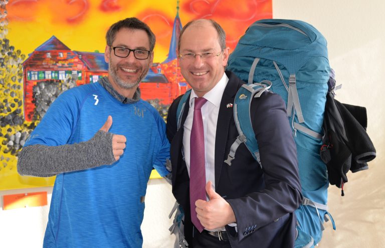Der ehemalige Laufer Kai Markus Xiong (links) besuchte Bürgermeister Benedikt Bisping im Laufer Rathaus.