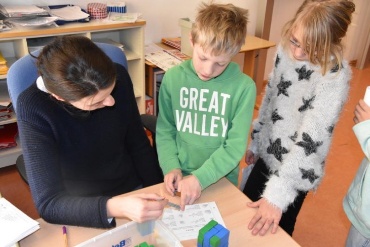 Die Lehrer (hier Daniela Pfund) helfen den Schülern bei Fragen. Welche Aufgaben die Kinder wann erledigen, dürfen sie aber selbst entscheiden