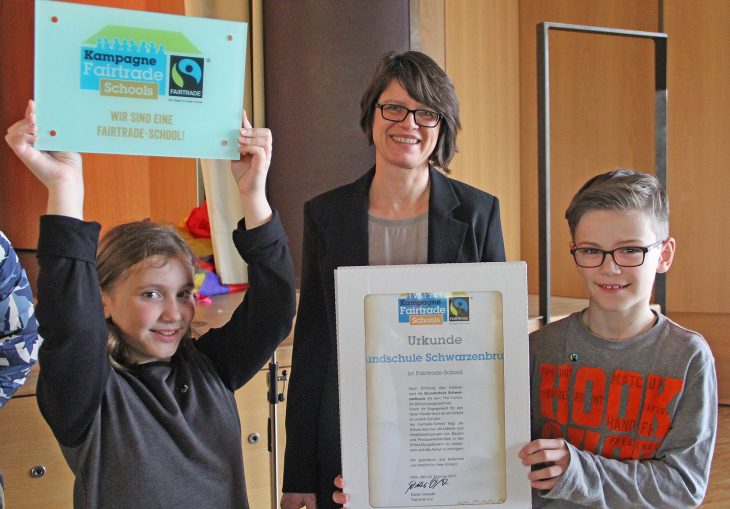 Maja Stach, Schulleiterin Sabine Dannich und Niklas Horn nahmen stellvertretend die Urkunde entgegen.