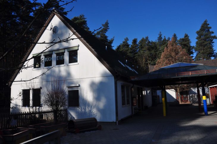 Das aus den 60er Jahren stammende Gebäude des Kinderhortes am Evangelischen Gemeindezentrum in Rückersdorf soll durch einen Neubau ersetzt werden. Darin sollte dann auch der alte Gemeindesaal (im Hintergrund) als Mehrzweckraum integriert sein, der sowohl vom Kindergarten als auch von der Kirchengemeinde genutzt wird.