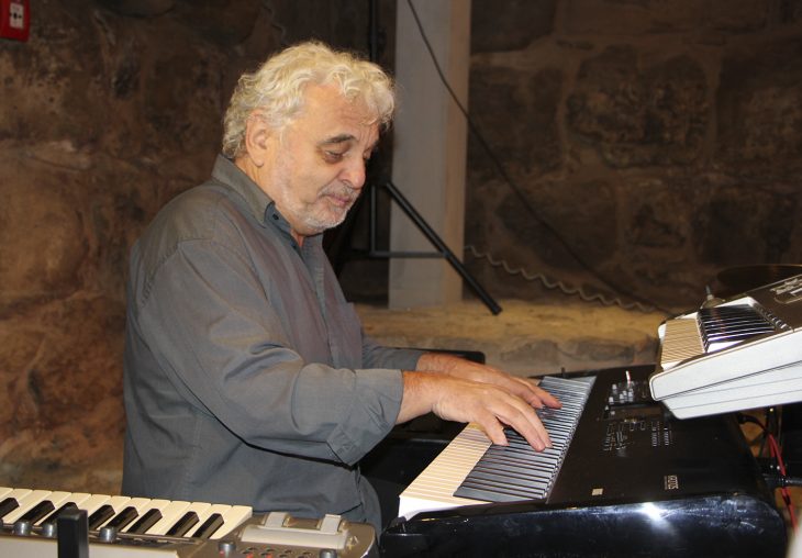 Entlockte seinem Keyboard ein enorme klangliche uns soundtechnische Vielfalt: Pianist und Bandleader Uwe Nitzl.