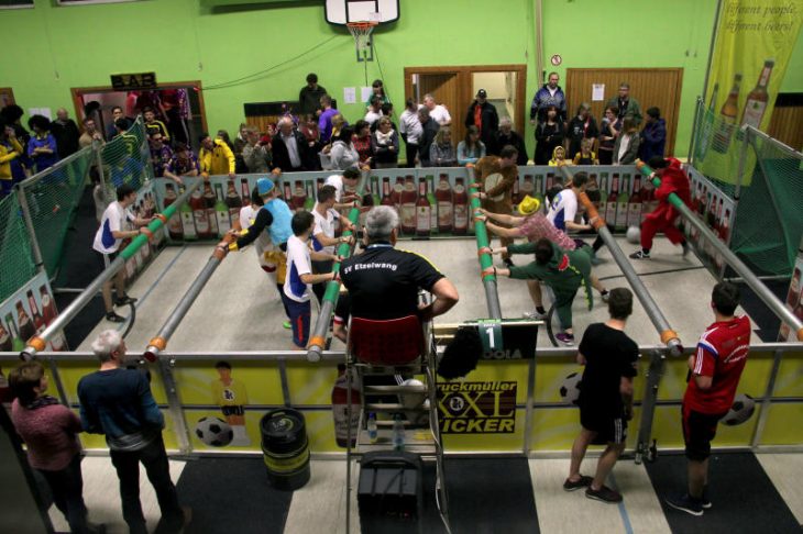 Sobald der Ball rollte, gab es im Spielfeld kein Halten mehr. Die wichtigste Regel: Die Hände müssen zu jeder Zeit in den Schlaufen an der Stange sein. 13 Mannschaften hatten sich für das Kicker-Event beim SV Etzelwang angemeldet, denen es auch neben dem Spielfeld bis in die Nacht hinein nicht langweilig wurde.
