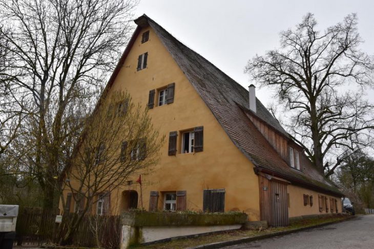 Kurz vor Ortsende Deckersberg in Richtung Edelweißhütte steht das ehemalige Wohnstallhaus, das Familie Rauh grundsanierte.