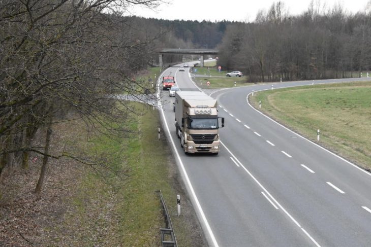 Geht es nach den Landwirten, sollen auf der B 14 zwischen Henfenfeld und Happurg nicht nur LKW, sondern auch Traktoren fahren dürfen. Noch aber sind das Straßenbauamt und die Polizei dagegen. In einem vom CSU-Landtagsabgeordneten Norbert Dünkel initiierten Gespräch tauschten nun beide Seiten ihre Argumente aus.