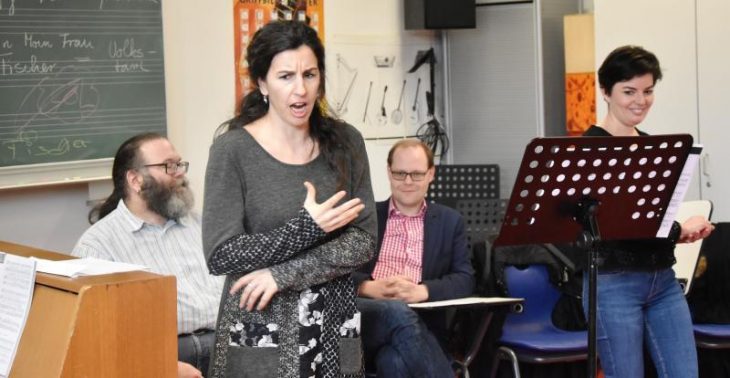 Raquel Luis und Annette Kroll (rechts) liefern sich in einem Duett einen Zickenkrieg, beobachtet von den beiden Opernsängern Rüdiger Krehbiel (links) und Sebastian Köchig.
