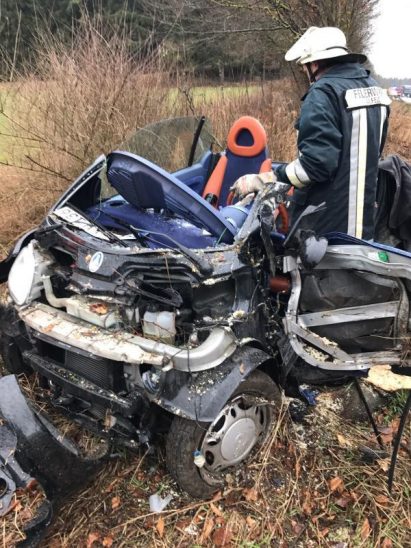 Mit der Rettungsschere entfernten die Alfelder Feuerwehrleute das Dach des Autos, um den Fahrer zu befreien.