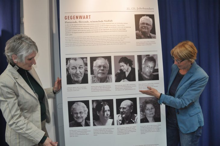 Beate Hafer-Drescher und Renate Grabmeier von der Bücherei freuen sich über die Ausstellung zu den fränkischen Literaten