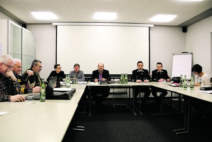 Der Rückersdorfer Bauausschuss tagte ausnahmsweise im Feuerwehrhaus. Die Gemeinderäte berieten über den Umbau der Wache. Mit dabei waren auch die Kommandanten der Rückersdorfer Feuerwehr (rechts).