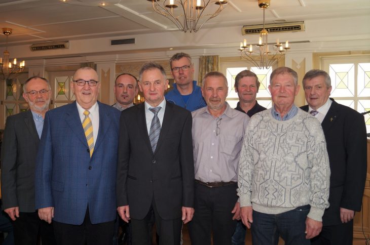 Die wieder gewählte Vorstandschaft der Feldgeschworenen (v.li.): Schriftführer Dieter Halm, 2. Vorsitzender Jürgen Fleischmann, Andreas Roth (als einziger neu im Gremium), 1. Vorsitzender Günther Hupfer, Kassier Markus Thäter, Herbert Reich, Walter Rupprecht, Werner Himmler und Erich Hörner, es fehlt: Michael Förthner.