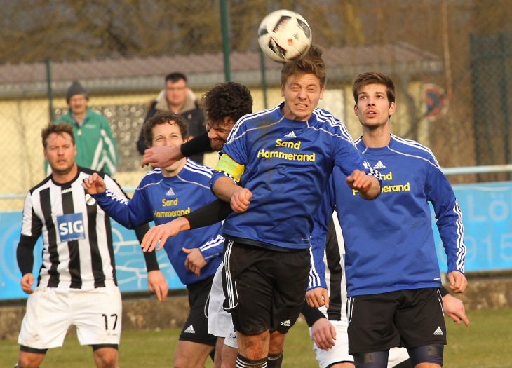 Schwaigs Fabian Waldmann klärt mit gutem Positionsspiel vor einem Hersbrucker Stürmer (leicht verdeckt) per Kopf eine Eckballflanke in den eigenen Sechzehner. Foto: Ruppert