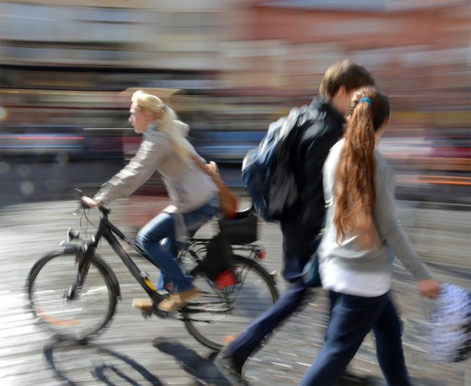 Radler, die älter als zehn Jahre sind, dürfen Gehsteige nur dann nutzen, wenn diese dazu gekennzeichnet sind.