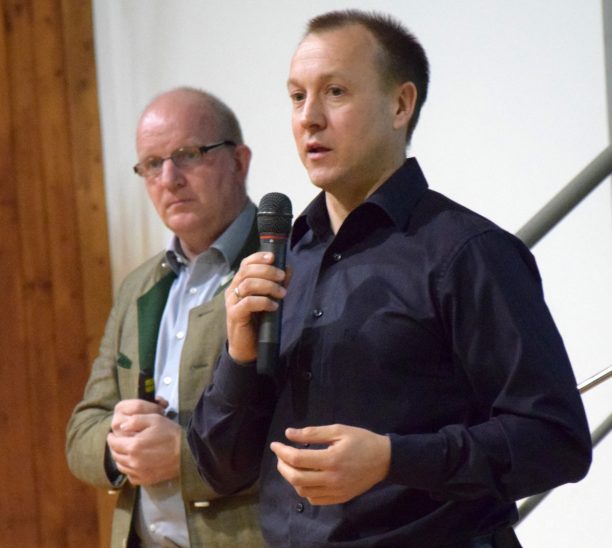 Jörg Kotzur (mit Mikrofon) und Wolfgang Gröll (Dorfladen Netzwerk) informierten ausführlich zur Thematik Dorfladen für Moosbach.
