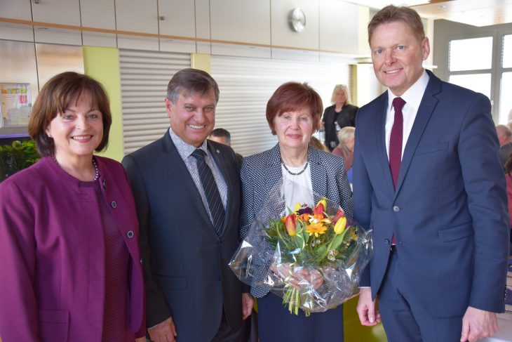 Alles Gute zum Geburtstag: MdB Marlene Mortler (links) hielt die Laudatio auf den Jubilar Kurt Eckstein. Ehefrau Lina bekam von MdL Norbert Dünkel Blumen.