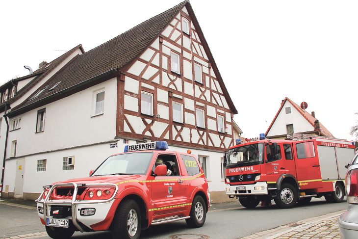 Viel Feuerwehr, aber kein Feuer: am Mittwoch vor dem ehemaligen Gasthof Kampfer.