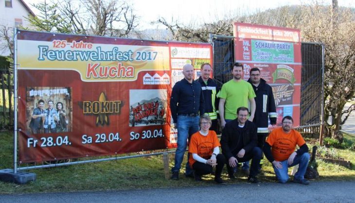 Stolz präsentieren die Vertreter von Feuerwehr und Fanblock ihre Festprogramme – stehend von links nach rechts: Frank Endres, Dominik Stengel, Christian Blos und Michael Schwab; kniend v.l.: Marion Scharrer, Hans-Peter Löhner, Reinhard Haas.