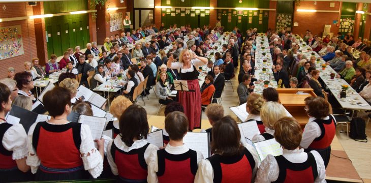 Ihren Tag lassen sich die Landfrauen nicht nehmen. Mit Ehrengästen trafen sie sich am Samstag zahlreich in der Aula der Bertleinschule in Lauf, musikalisch eingestimmt vom Landfrauenchor Nürnberger Land unter der Leitung von Susanne Wittekind.