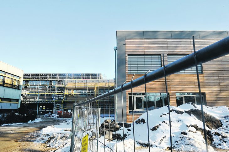 Alleine 331. 000 Euro muss Röthenbach in diesem Jahr für die Tilgung der Schulden ausgeben, die durch die Sanierung der Geschwister-Scholl-Mittelschule (im Bild) anfallen.