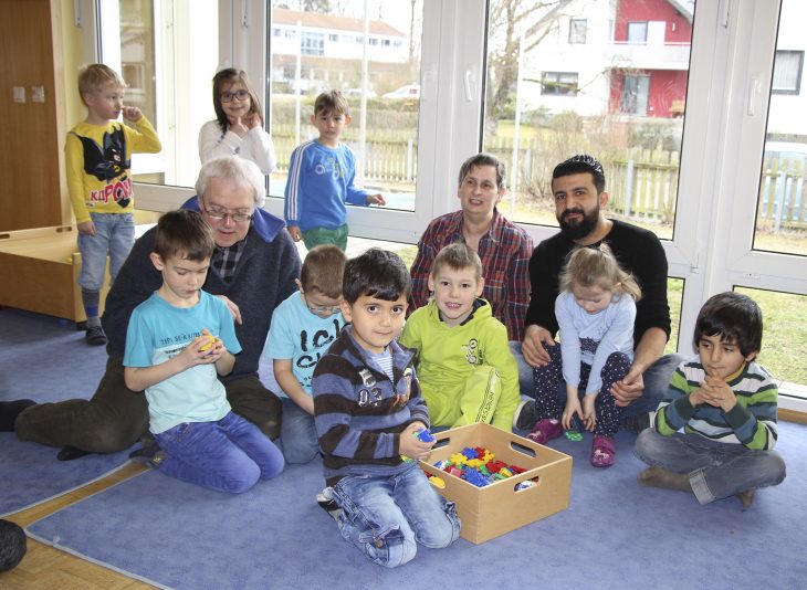 Einen Glücksfall für den Kindergarten, nennt Einrichtungsleiterin Ulrike Jahn (Mitte) den jungen Syrer (rechts hinten), und ein Glücksfall ist Ramsi Ali auch für den Asylhelferkreis, wie Dieter Murau (links) findet.