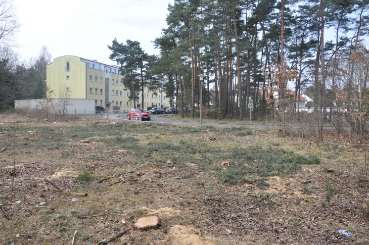 Auf diesem Grundstück an der Max-Reger-Straße baut die Gemeinde Schwaig einen Spielplatz, zu dem auch eine kleine Skater-Fläche gehören soll. Anwohner fürchten Lärm und haben Klage eingereicht.