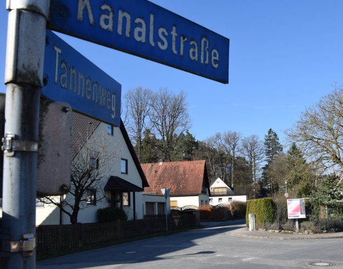 Die Anlieger am Tannenweg in Pfeifferhütte wehren sich dagegen, dass die Sanierung als „Ersterschließung“ behandelt wird. In diesem Fall müssten sie 90 Prozent der Kosten tragen. Sie wollen, dass die Maßnahme als „Sanierung“ mit gerechter Kostenverteilung behandelt wird.