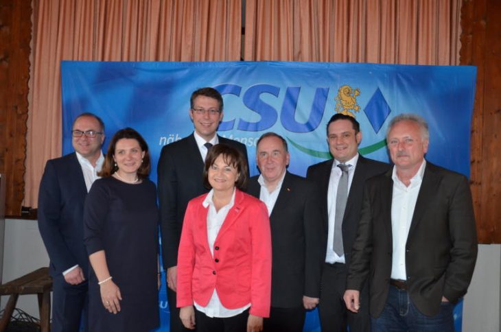 Familienbild mit einem Hoffnungsträger: Bezirksrat Bernd Eckstein, Kreistagsfraktionsvorsitzende Cornelia Trinkl, der stellvertretende CSU-Generalsekretär Markus Blume, Bundestagsabgeordnete Marlene Mortler, Arge-Vorsitzender Horst Embacher aus Weigendorf, der Henfenfelder Ortsvorsitzende Markus Gleißenberg und Arge-Vorsitzender Walter Zimmermann aus Reichenschwand (v. links).