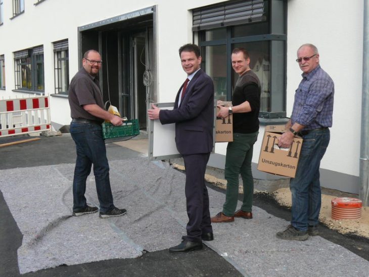 Geschäftsleiter Markus Gnan, Bürgermeister Jörg Fritsch, technischer Assistent Christian Brand und technischer Leiter Erwin Bleisteiner (von links) tragen Kisten vom alten ins neue Rathaus.