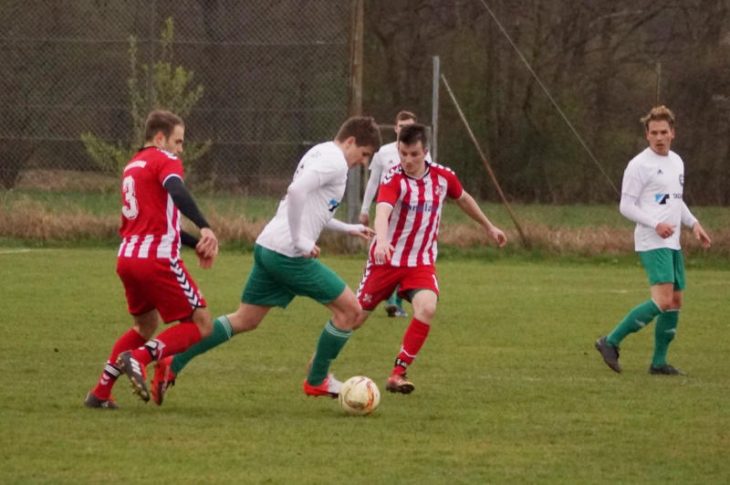 Die beiden Reichenschwander Christian Riedel (links) und Jonas Burkhard, der kurz vor der Pause zum 1:1 abstaubte, versuchen SKL-Stürmer Andreas Galster vom Ball zu trennen, der am Ende mit seiner Elf knapp mit 2:1 die Oberhand behielt.
