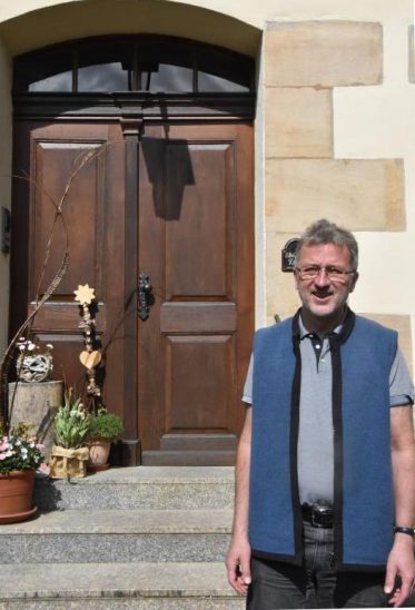 Johannes Ziegler macht den Weg ins Kirchensittenbacher Pfarrhaus frei: „Hier hat es mir immer sehr gut gefallen.“