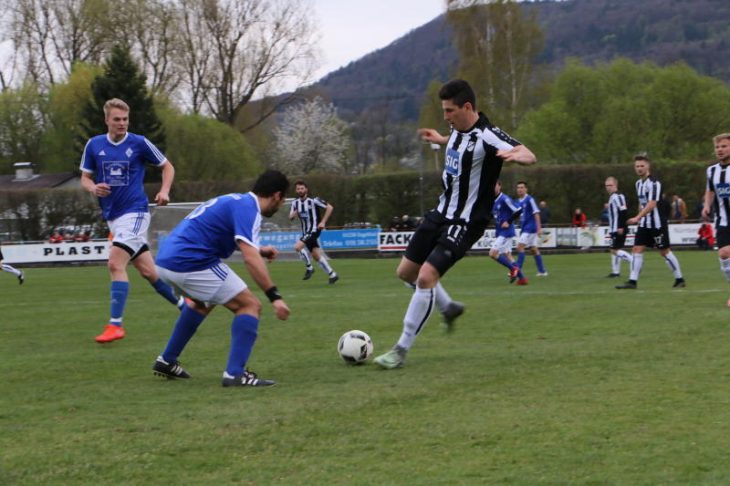 Nicht einmal Ralf Maas (rechts) vom FC Hersbruck hatte gegen den FC Ottensoos das nötige Torglück.