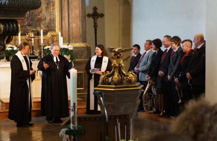 Nachdem Dekan Werner Thiessen (Mitte) Matthias und Elke Binder zum Abschied gesegnet hatte, wartete beim anschließenden Umtrunk noch ein Ständchen mit allen.