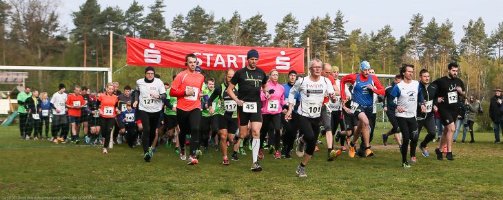 Beim Landkreislauf waren wieder  über 1650 Sportbegeisterte am Start - wie hier in Rückersdorf.
Foto: Decombe