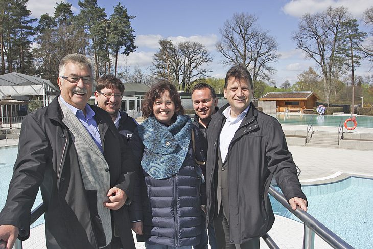 Strahlten in Vorfreude auf die neue Badesaison mit der Sonne um die Wette: (v.l.) Bürgermeister Konrad Rupprecht, Till Bohnekamp von der Wasserwacht, 2. Bürgermeisterin Katharina von Kleinsorgen, Freibad-Leiter Adrian Fota und Werke-Geschäftsführer Raimund Vollbrecht.