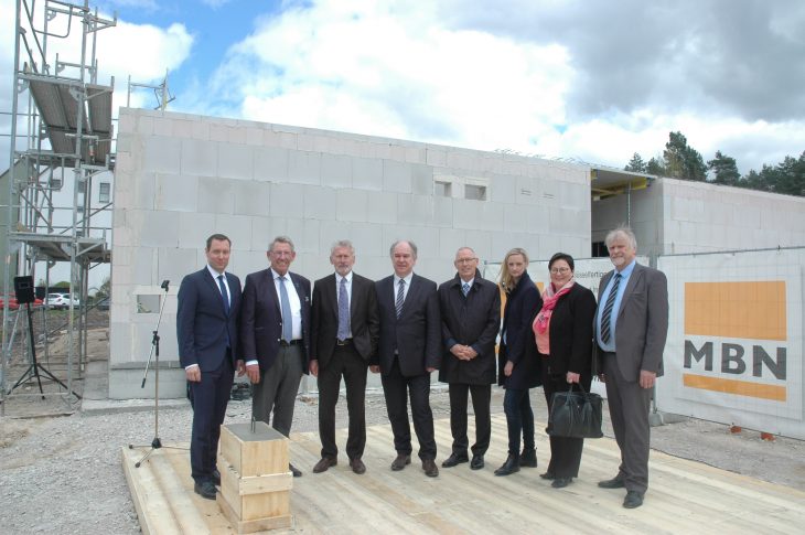 Von links: Landrat Armin Kroder, die Bauherren August Lotz und Paul Breitner, Röthenbachs Bürgermeister Klaus Hacker, Manfred Wolf, Geschäftsführer der Stadtmission Nürnberg, die Architektin Linda Hirt sowie Gabi Rubenbauer und Wolfgang Tereick, Vorstände der Stadtmission Nürnberg bei der Grundsteinlegung des Karl-Heller-Stifts.