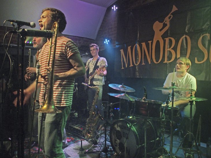 Können, Tempo, Temperament – die Münchner Band Monobo Son begeisterte im Altdorfer Brauhaus.