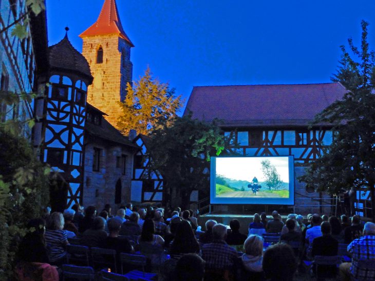 Der Kulturverein arteschock lädt zum Open-Air-Kino in den Laufer Spitalhof.