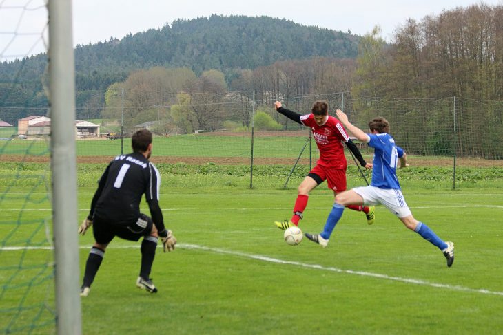 Die Abwehraktion von Daniel Eckersberger vom SV Rasch (rechts) war vergebens, der Wendelsteiner Jonas Rösch (Rot) erzielt das 0:1 für den Tabellenführer.