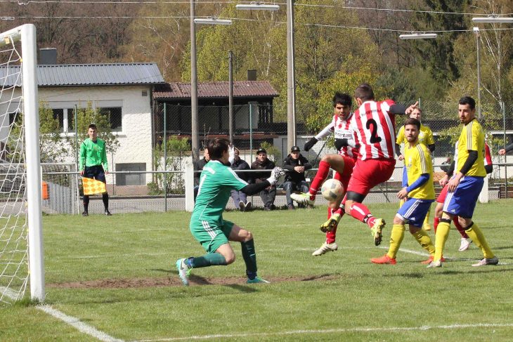 Die Fischbacher Abwehr schaut nur zu –Burggrafenhofs Florian Weißer (2) kann völlig unbedrängt die Hereingabe zum 0:1 ins Tor bugsieren.